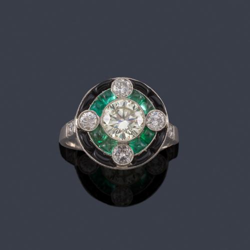 Lote 2058
Anillo estilo 'art decó' con brillante central de aprox. 1,01 ct con orla de esmeraldas y ónix calibrados.