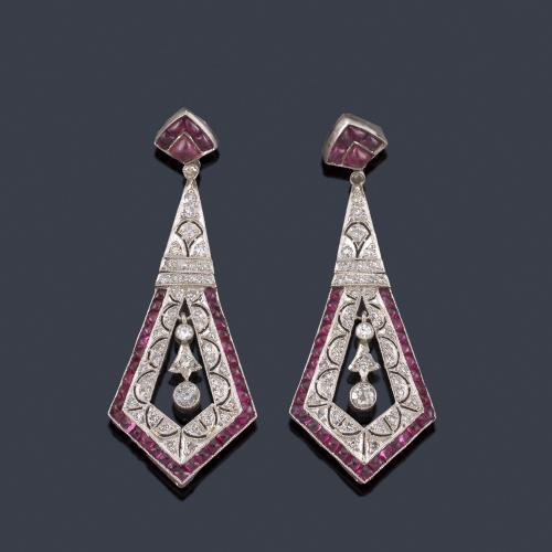  Pendientes largos estilo 'art decó' con brillantes de aprox. 0,95 ct y rubíes calibrados de aprox. 2,95 ct en total.