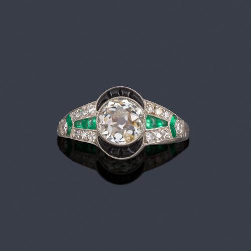 Lote 2066
Anillo estilo 'art decó' con diamante talla antigua de aprox. 1,47 ct con ónix, esmeraldas y brillantes.