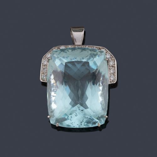 Lote 2076
Colgante con gran aguamarina de aprox. 70,00 ct con copete superior con brillantes de aprox. 0,50 ct en total.