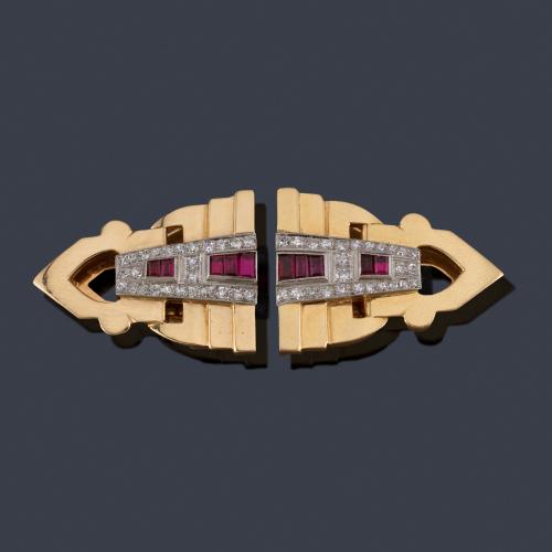 Lote 2088
Broche-doble clip chevalier con rubíes sintéticos calibrados y diamantes, en oro amarillo de 14K. Años '40.