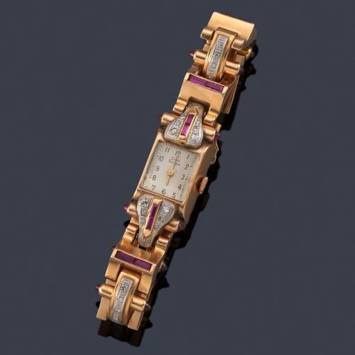 Lote 2102
Reloj Joya años 40' en oro rosa de 18K con diamantes y rubíes sintéticos calibrados.