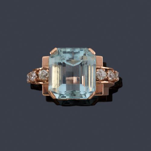Lote 2104
Anillo retro con aguamarina de aprox. 14,00 ct con diamantes talla brillante, en montura de oro rosa de 18K. Años '40.