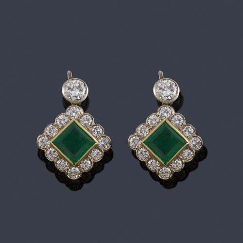 Lote 2106
Pendientes largos con pareja de esmeraldas de aprox. 4,50 ct con orla de brillantes de aprox. 4,00 ct en total.