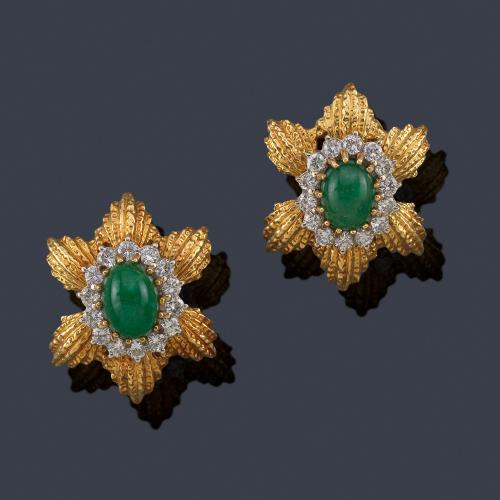 Lote 2108
Pendientes cortos con diseño vegetal con una esmeralda talla cabujón y orla de brillantes de aprox. 2,24 ct en total.