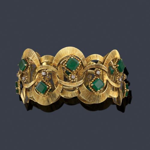 Lote 2110
Pulsera años 70 con esmeraldas de aprox. 18,00 ct en total y brillantes de aprox. 0,40 ct en montura de oro amarillo de 14K.