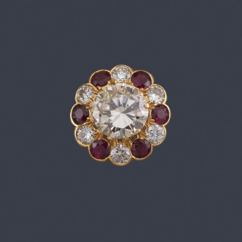 Lote 2114
Anillo con brillante central de aprox. 3,35 ct con orla de brillantes y rubíes, en montura de oro amarillo de 18K.