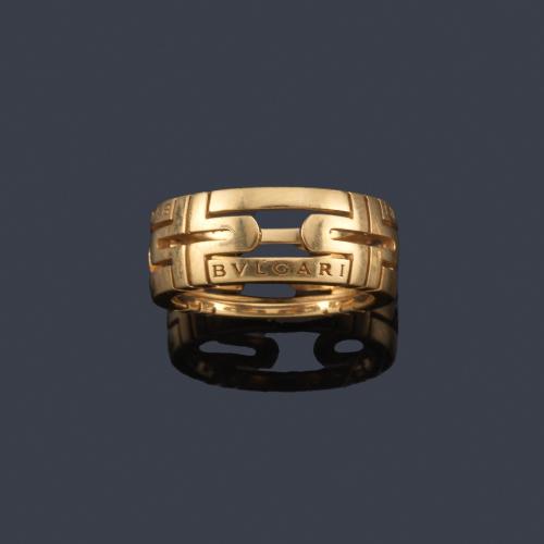 Lote 2132
BVLGARI
Anillo de la colección 'Parentesi' en montura de oro amarillo de 18K.