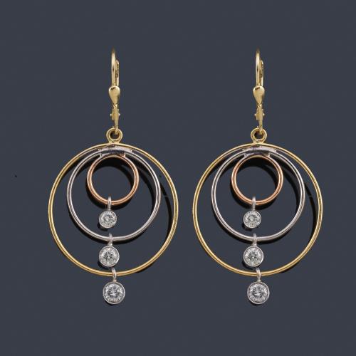 Lote 2139
Pendientes largos con diseño circular y tres brillantes móviles de aprox. 1,20 ct en total.