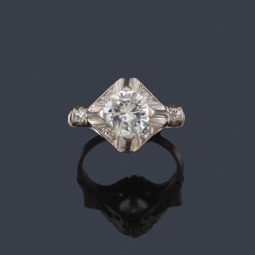 Lote 2148
Anillo con brillante central de aprox. 1,32 ct en montura de platino.