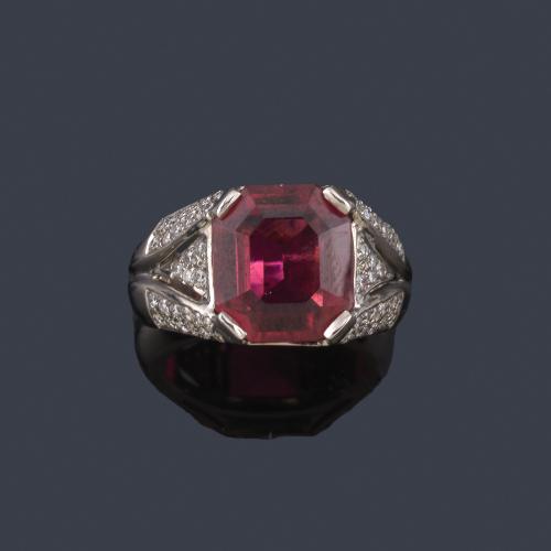 Lote 2162
Anillo con turmalina rubelita central en montura de oro blanco de 18K con pavé de brillantes de aprox. 0,67 ct en total.