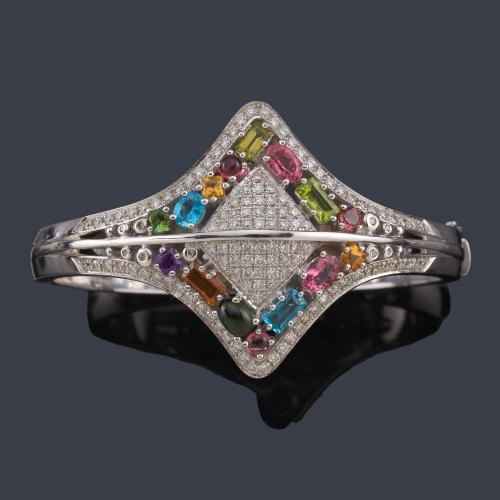 Lote 2166
Pulsera rígida con frente geométrico con pavé de brillantes de aprox. 2,41 ct en total con turmalinas y topacios, en montura de oro blanco de 18K.