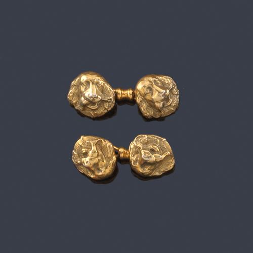Lote 2174
Gemelos con diseño cincelado en oro amarillo de 18K de cara de perro. Ppios S. XX.