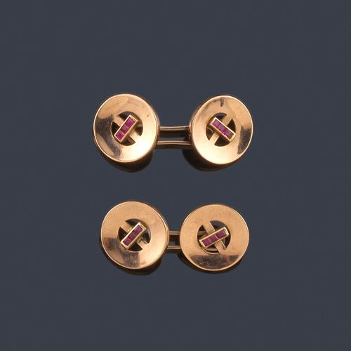 Lote 2176
Gemelos retro años '40 con banda de rubíes calibrados en montura de oro rosa de 18K.