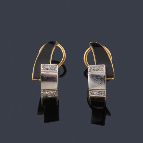 Pendientes media criolla con piezas de ónix y diamantes en montura de oro blanco y amarillo de 18K.
