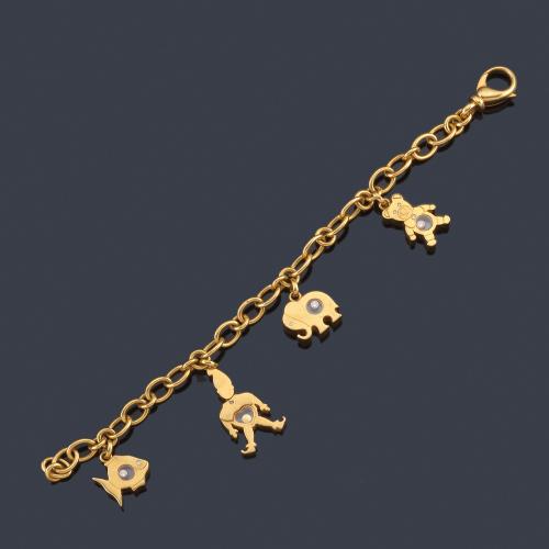 Lote 2185
CHOPARD
Pulsera con diferentes colgantes realizado en oro amarillo de 18K y un brillante en su interior.