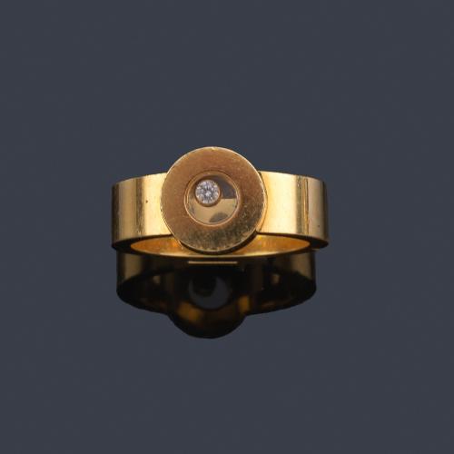 Lote 2186
CHOPARD
Anillo de la colección 'Happy Diamonds' con un brillante en montura de oro amarillo de 18K.  