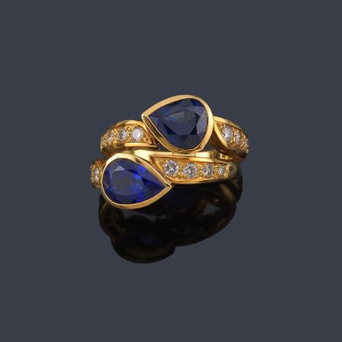 Lote 2198
Anillo con pareja de zafiros talla perilla de aprox. 2,00 ct en total con brillantes en ambos brazos.