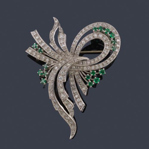 Lote 2220
Broche con diseño de lazada con diamantes talla brillante y 8/8 de aprox. 2,75 ct en total y esmeraldas.