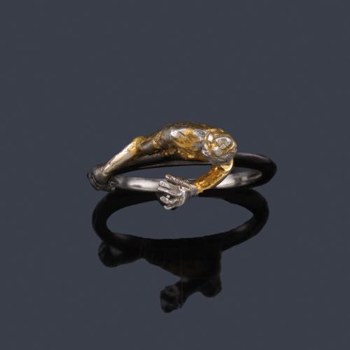 Lote 2230
BENJAMIN KAVAZOVIC
Anillo con figura humana en escultura realizado en oro amarillo de 18K y plata.