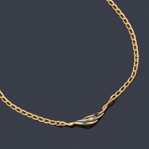 Lote 2262
DAMIANI
Collar con zafiro, esmeralda y diamante talla marquís en montura de oro amarillo de 18K.