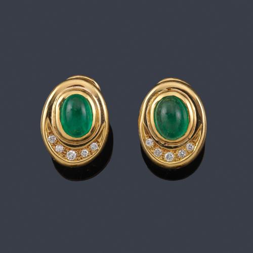 Lote 2264
Pendientes cortos con pareja de esmeraldas en cabujón de aprox.  3,35 ct y brillantes de aprox. 0,20 ct en total.