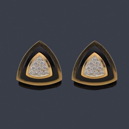Lote 2265
Pendientes cortos con diseño geométrico con pieza de ónix y centro de pavé de brillantes de aprox. 0,80 ct en montura de oro amarillo de 14K.