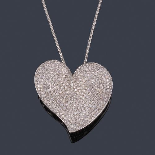 Lote 2268
Colgante en forma de corazón con pavé de brillantes de aprox. 4,96 ct en total. 
