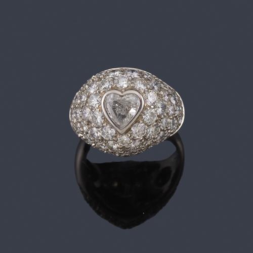 Lote 2269
Anillo con diamante talla corazón central de aprox. 0,43 ct y montura con pavé de brillantes de aprox. 1,43 ct en total.