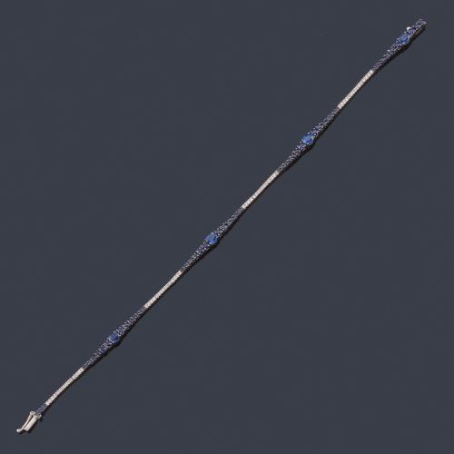 Lote 2271
Pulsera rivière con zafiros talla redonda y oval de aprox. 2,47 ct en total y brillantes de aprox. 0,22 ct.