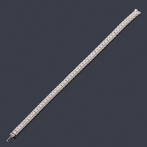 Lote 2272
Pulsera triple rivière con bandas de brillantes de aprox. 12,16 ct en total.