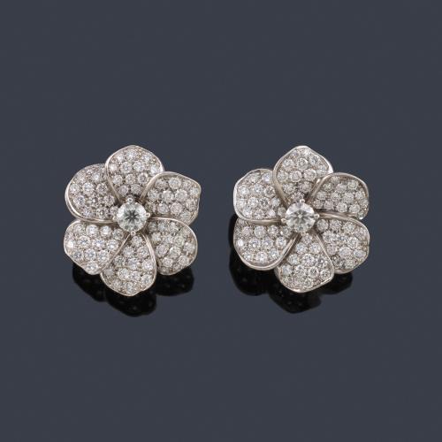 Lote 2276
Pendientes con diseño floral cuajado de brillantes de aprox. 4,80 ct en total.
