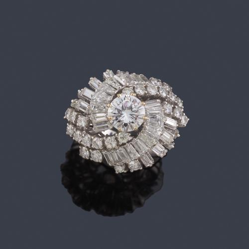 Lote 2282
Anillo con brillante central de aprox. 1,06 ct con orla de diamantes talla brillante y baguette de aprox. 2,60 ct en total. Dictamen IGE.
