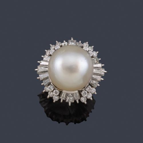 Lote 2283
Anillo con perla australiana de aprox. 9,00 mm con orla tipo bailarina con diamantes talla brillante y trapecio de aprox. 1,90 ct en total.