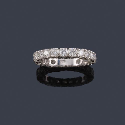 Lote 2297
Alianza completa con brillantes de aprox. 1,77 ct en total en montura de oro blanco de 18K. Certificado HRD.