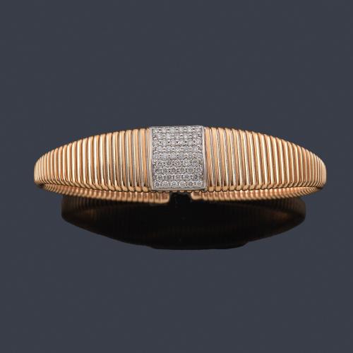 Lote 2300
Pulsera tubogás con centro de brillantes de aprox. 0,59 ct en total en montura de oro rosa de 18K.