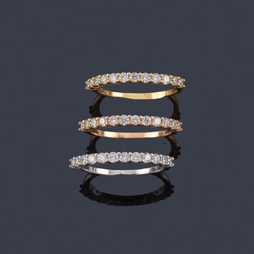 Lote 2302
Tres medias alianzas con bandas de brillantes de aprox. 1,37 ct en total. 