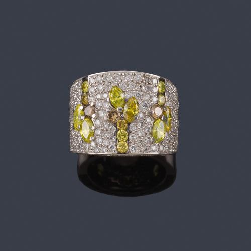 Lote 2304
Anillo con pavé de brillantes de aprox. 2,29 ct en total y motivos vegetales con diamantes fancy de aprox. 1,81 ct en total.