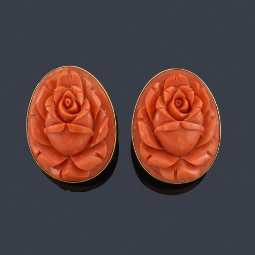 Lote 2315
Pendientes cortos con motivo floral realizado en coral sobre montura de oro amarillo de 14K.