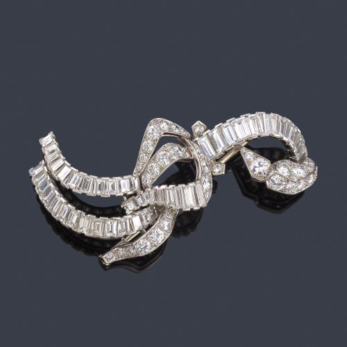 Lote 2317
JACINTO ROCA
Broche con bandas onduladas con diamantes talla brillante y baguette de aprox. 12,00 ct en total.