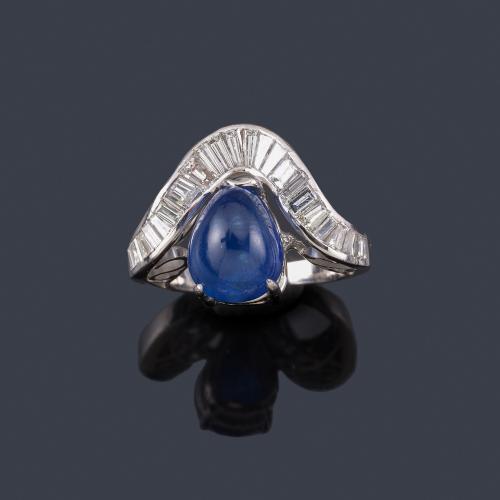 Lote 2318
Anillo con zafiro talla cabujón central de aprox. 8,20 ct con banda ondulada de diamantes talla trapecio de aprox. 2,10 ct en total.