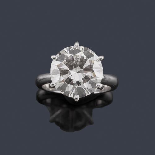 Lote 2323
Solitario con un brillante de 5,99 ct en montura de oro blanco de 18K. Certificado GEMACYT.