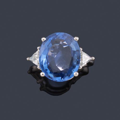 Lote 2324
Anillo con zafiro talla oval de aprox. 15,31 ct con un diamante talla triángulo en ambos lados. Certificado GRS.