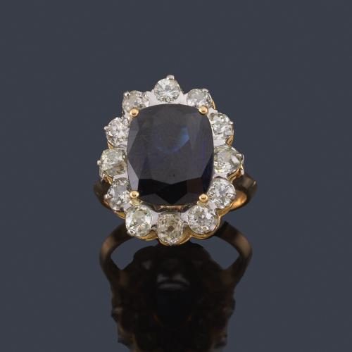 Lote 2325
Anillo con zafiro talla oval de aprox. 6,00 ct y orla de brillantes de aprox. 3,13 ct en total.