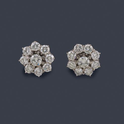 Lote 2339
Pendientes cortos con diseño de rosetón con brillantes de aprox. 5,70 ct en total.