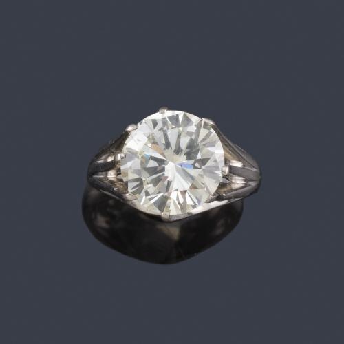 Lote 2341
Solitario con brillante de aprox. 5,30 ct en montura de oro blanco de 18K.