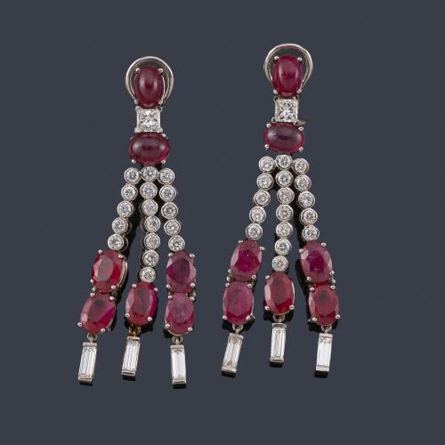 Lote 2352
Pendientes largos con rubíes talla cabujón y oval de aprox. 13,83 ct, con diamantes talla brillante y princesa de aprox. 3,38 ct en total.