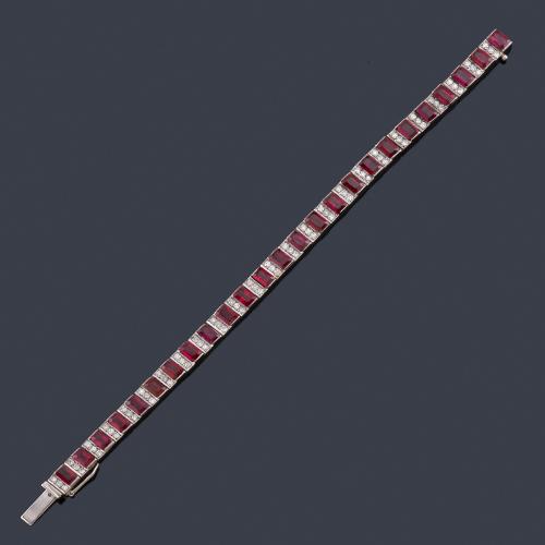 Lote 2354
Pulsera tipo rivière con rubíes calibrados de aprox. 39,00 ct intercalado con bandas de brillantes de aprox. 20,00 ct en total.