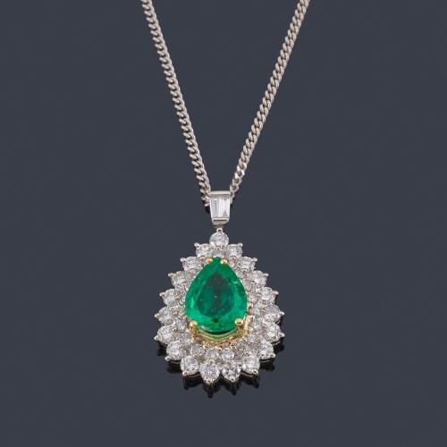 Lote 2358
Colgante con esmeralda talla perilla de aprox. 2,05 ct con doble orla de brillantes de aprox. 1,35 ct en total.