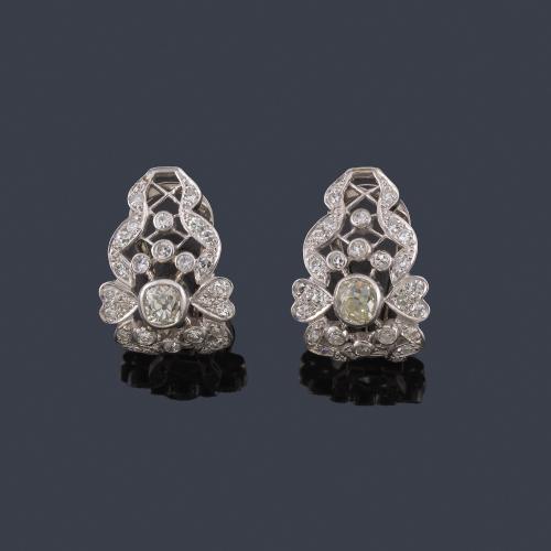 Lote 2360
Pendientes tipo criolla con diamantes talla oval y 8/8 de aprox. 1,86 ct en total.
